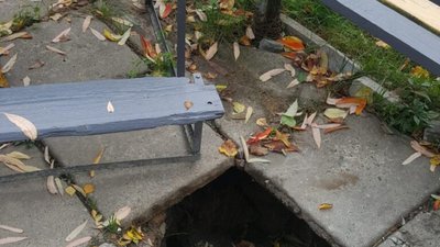 У Львові утворилась метрова яма (ФОТО)