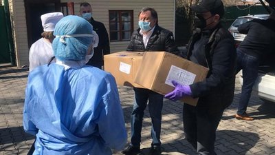 Княжицький та В'ятрович передали захисні костюми для лікарів Івано-Франківщини