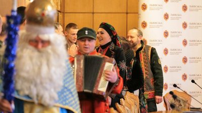 Волонтерський вертеп привітав працівників Львівської ОДА з Різдвом