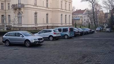 У центрі Львова біля Палацу облаштували парковку (ФОТО)