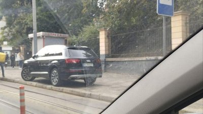 У Львові водії паркуються на зупинці громадського транспорту (ФОТО)