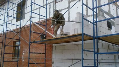 У райцентрі на Львівщині чоловік загинув внаслідок падіння з будівельних риштувань