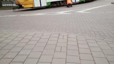 На вулиці Стуса у Львові трамвай зійшов з рейок (ФОТО)