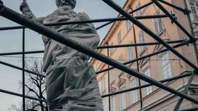 У Львові змонтують захисні конструкції довкола пам’ятника Адаму Міцкевичу і фігури Діви Марії (ФОТО)