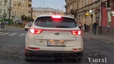 У Львові водій поїхав на червоне світло (ВІДЕО)