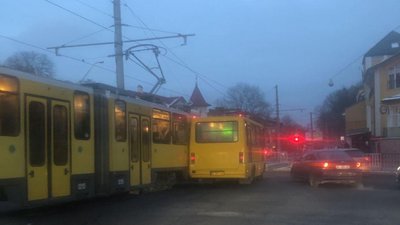 У Львові трамвай не розминувся із маршруткою (ФОТО)