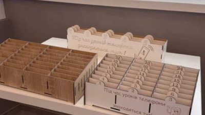 У Львові для депутатів встановили полички для мобільних телефонів
