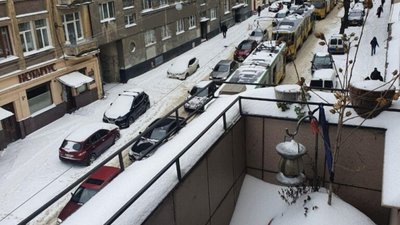 У Львові на площі Франка утворились тягнучки (ВІДЕО)
