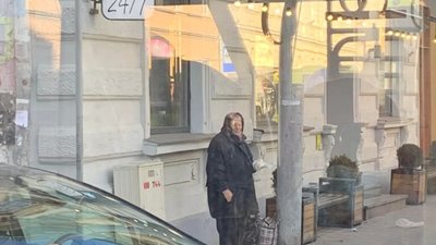 У Львові чоловік дав жінці, яка продає фасолю і гарбузові зернята 200 гривень