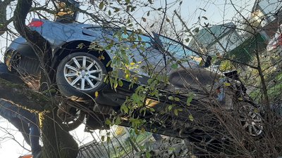 У Дрогобичі автомобіль від удару в дерево перелетів дорогу і приземлився на інше дерево (ВІДЕО, ФОТО)