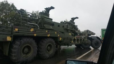 Біля  Львова сталася автотроща за участі військового тягача (ФОТО, ВІДЕО)