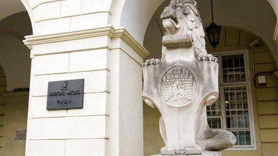 Від Садового вимагають захистити львівських медиків