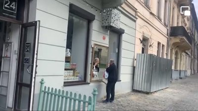 У центрі Львова чоловік поголився на вулиці (ВІДЕО)