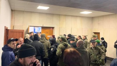 У Львові на сесію міської ради прийшли добровольці із запитаннями до Садового (ВІДЕО)
