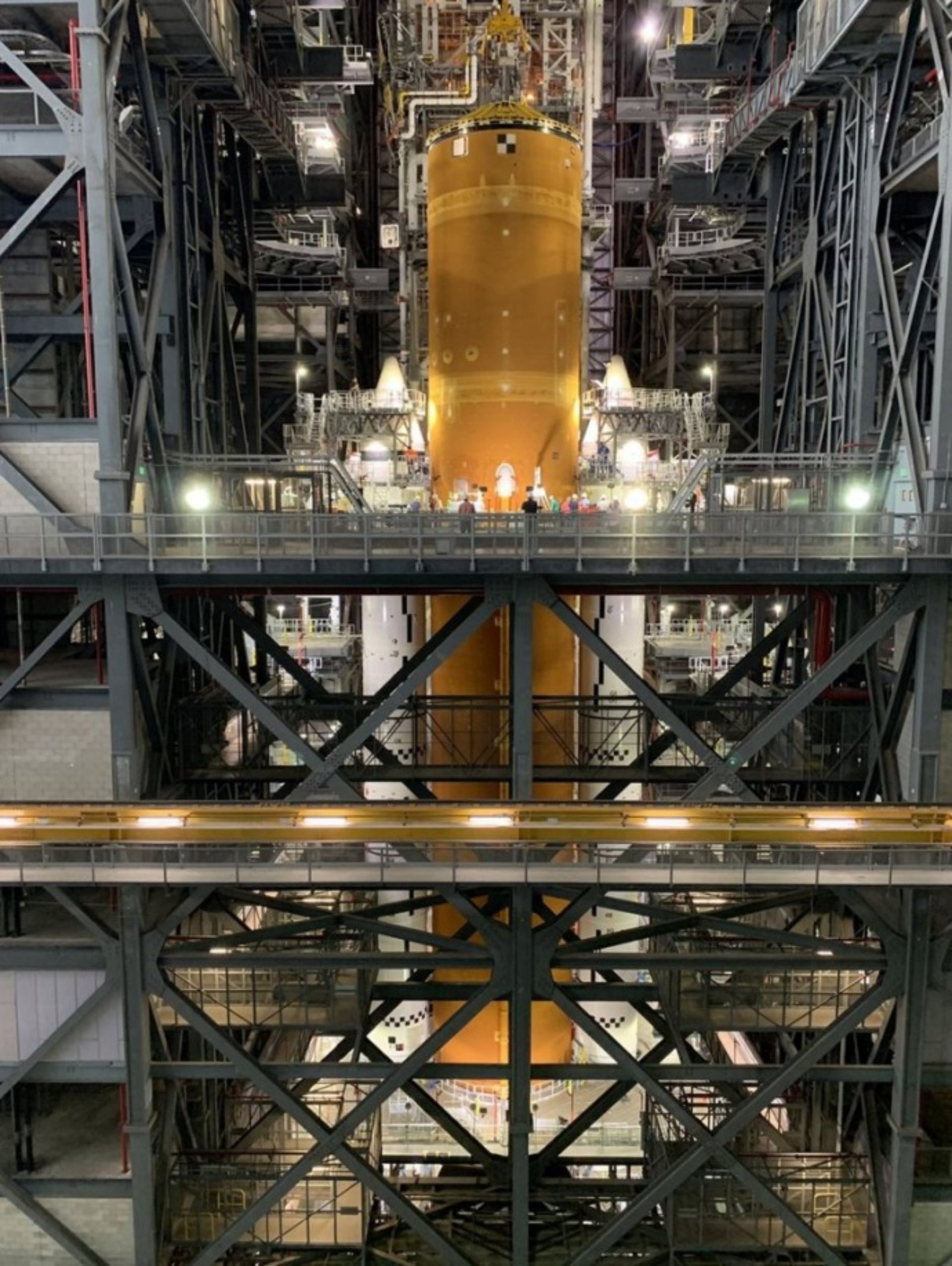 NASA показало гігантську ракету для польоту на Місяць