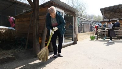 Переселенці прибирають Львів замість Садового (ФОТО, ВІДЕО)