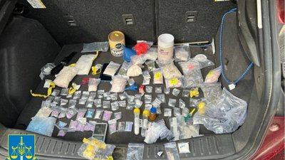 На лаві підсудних 36-річний чоловік, у якого знайшли на 1 млн грн наркотиків та психотропів