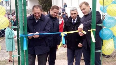 У Миколаївському районі відкрили сучасний спортивний майданчик зі штучним покриттям (ФОТО)