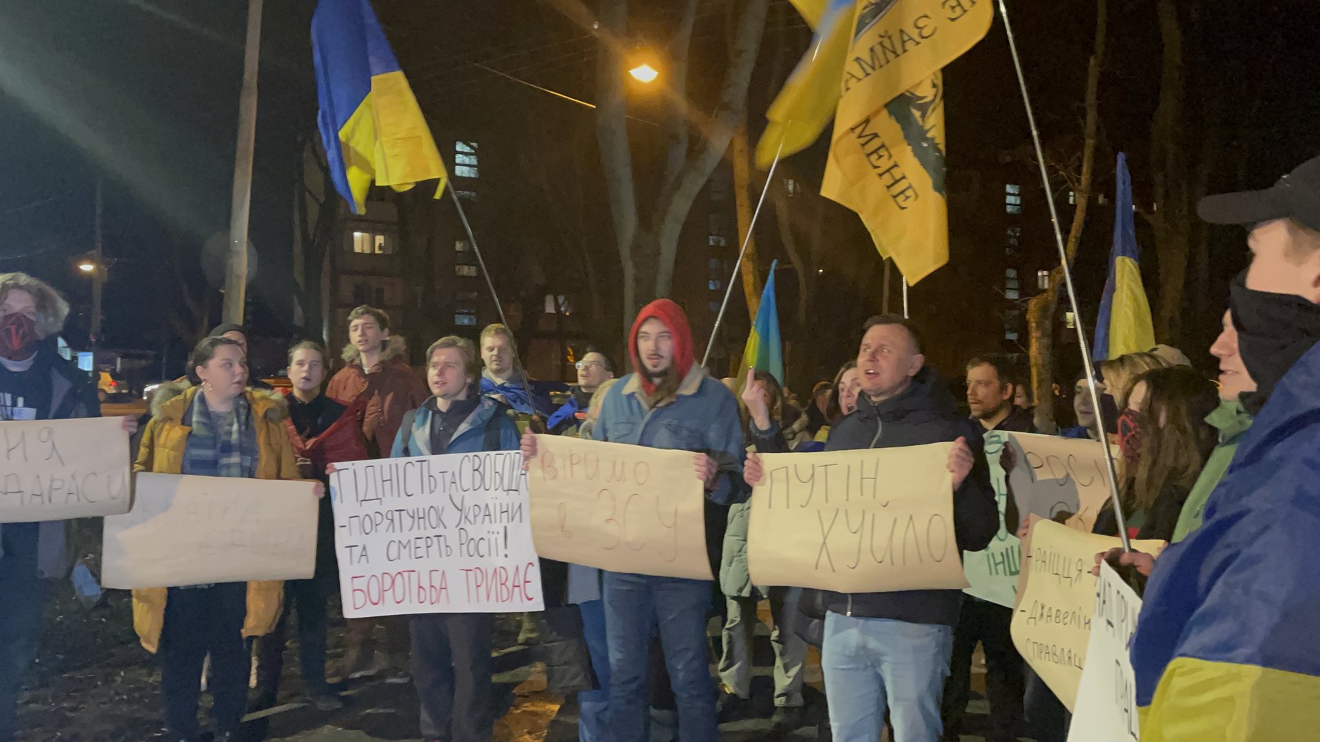 У Львові під стінами Генконсульства РФ виконали Гімн України, фото Четверта студія