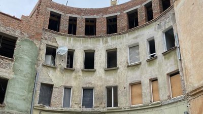 У Львові у зруйнованих ракетами будинках тривають аварійно-відновлювальні роботи