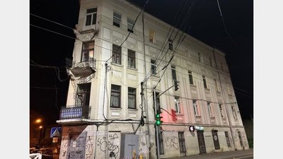 43-річний чоловік, який впав із балконом у центрі Львова помер у лікарні