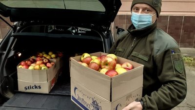 Львівські школярі передали близько сотні кілограмів яблук до військового шпиталю (ВІДЕО, ФОТО)