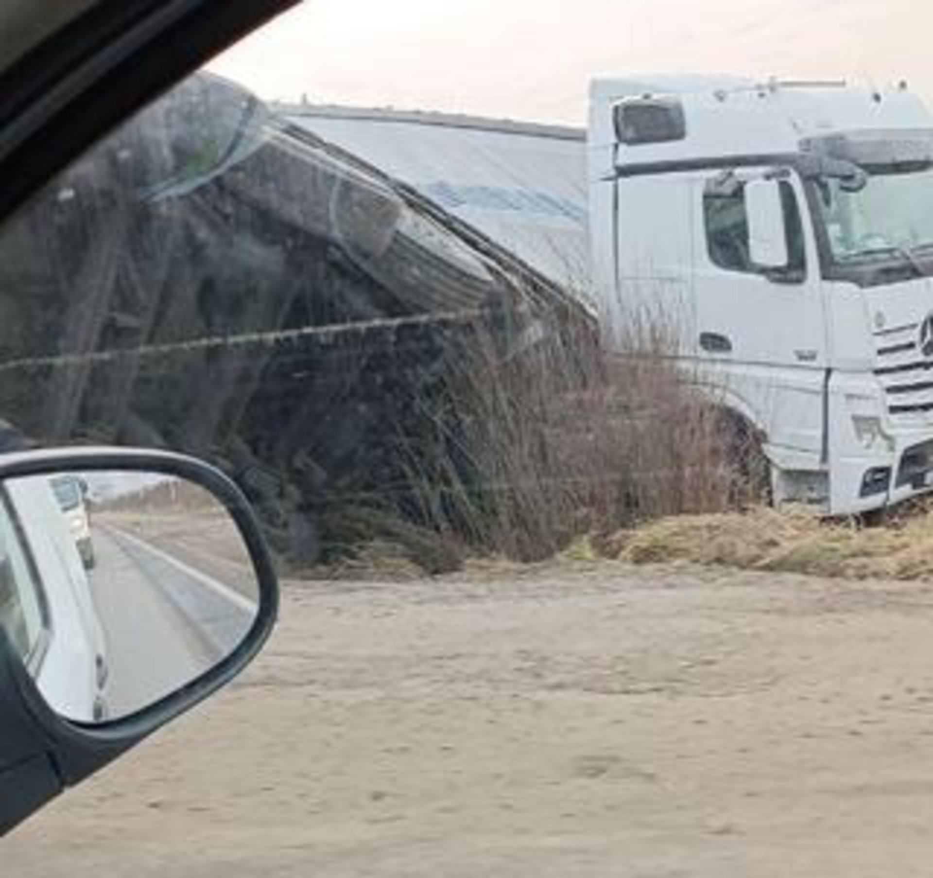 Біля Львова перекинулася вантажівка з дорогим алкоголем