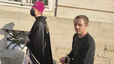 У центрі Львова чоловік у одязі священика водив людину на повідку (ФОТО)