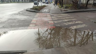 У Львові на пішохідному переході утворилась річка (ФОТО)