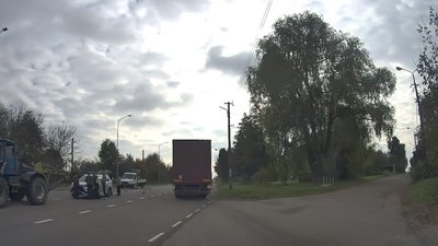На трасі Київ-Чоп ДТП вантажівка не розминулась із трактором (ФОТО)