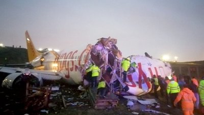 У турецькому аеропорту розвалився літак із пасажирами (ФОТО, ВІДЕО)