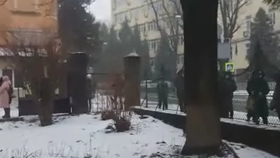 У Львові люди з температурою годинами стоять на вулицях, щоб здати ПЛР (ФОТО)