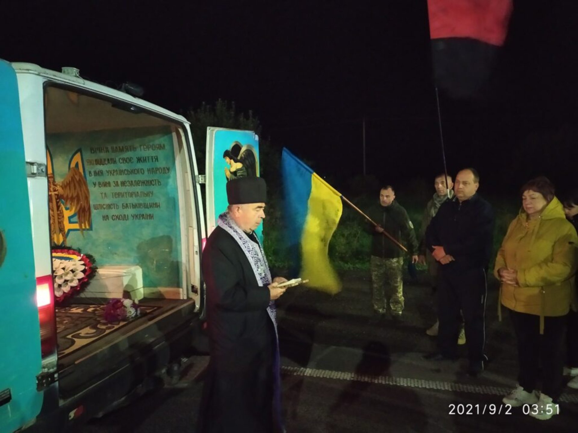 На Львівщині навколішки зустрічали траурний кортеж із загиблим героєм Романом Задорожнім