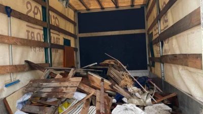 У Рясне-Руському чоловіка змусили прибрати незаконно викинуте сміття