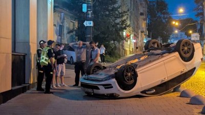 Стало відомо, чому на Личаківській перекинуся автомобіль