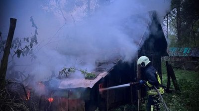 Новояворівськ: рятувальники врятували від знищення вогнем 4 будівлі