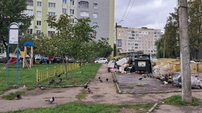 Улюблений район Садового потопає у смітті
