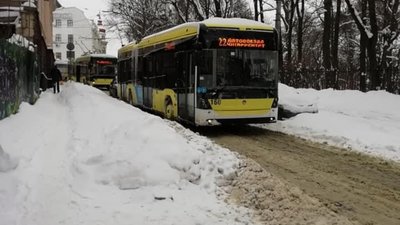 У Львові через нерозчищені вулиці не можуть проїхати тролейбуси (ФОТО)