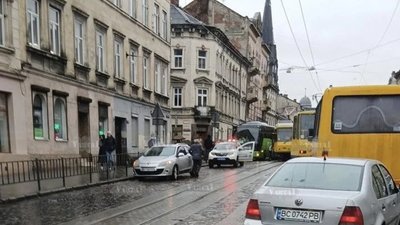 У Львові зупинився рух на магістральній вулиці