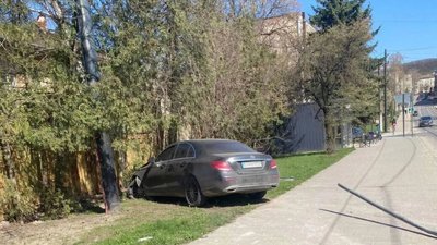 У центрі Львова після аварії покинули автомобіль