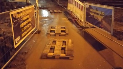 На вулиці Бандери ремонтники встановили "непрохідні" переходи для пішоходів (ФОТО)