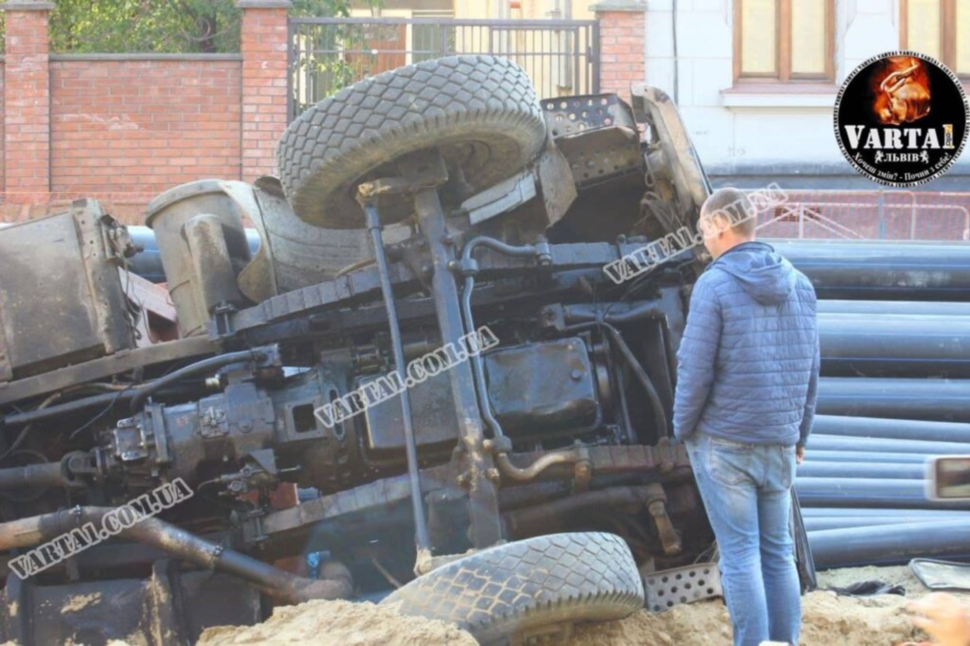 У Львові перекинулася вантажівка, фото Варта-1