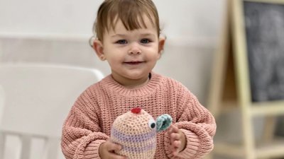 16-річна переселенка з Донеччини дарує пацієнтам у Львові