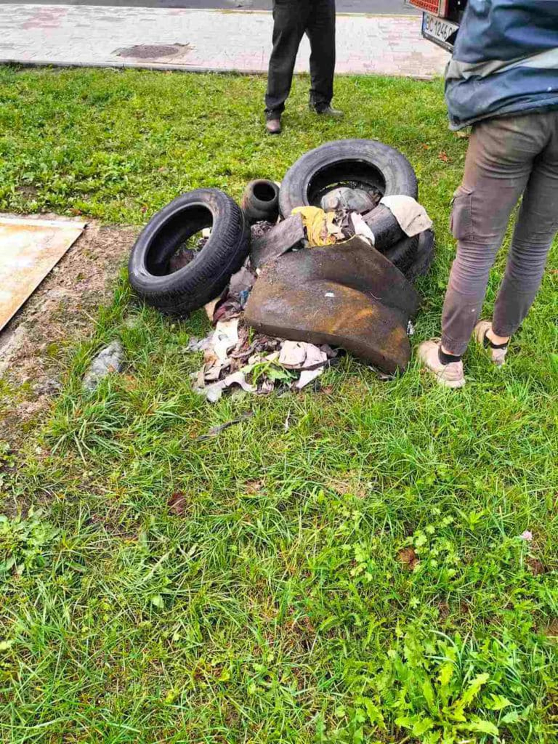 Львів’яни у каналізацію скидають усе: від взуття до автомобільних шин