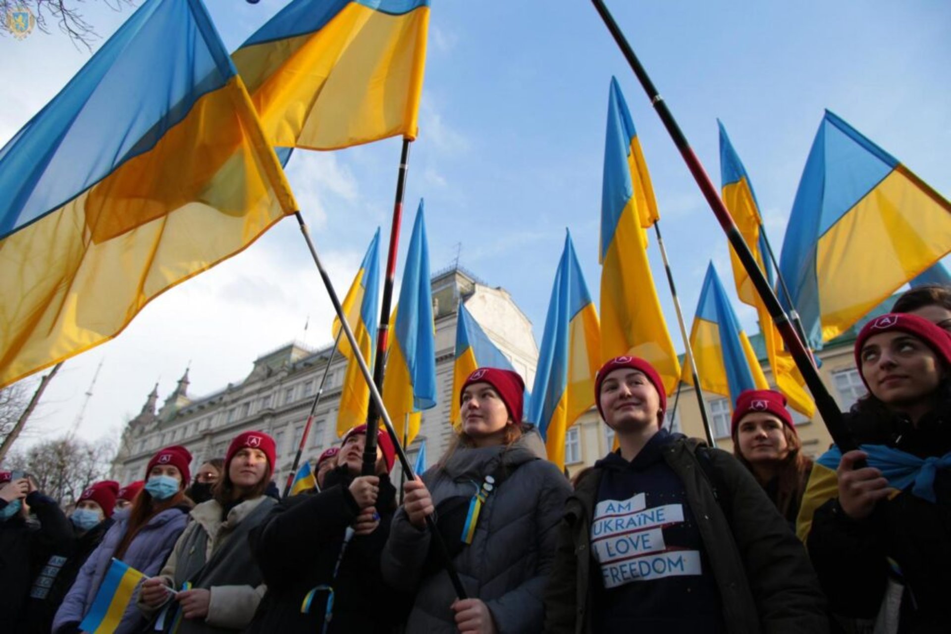 біля Львівської ОДА підняли синьо-жовтий стяг, фото ЛОДА