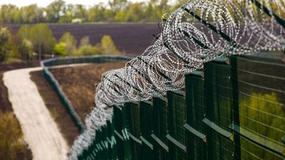 Російські окупанти зводять паркан між Кримом і материком