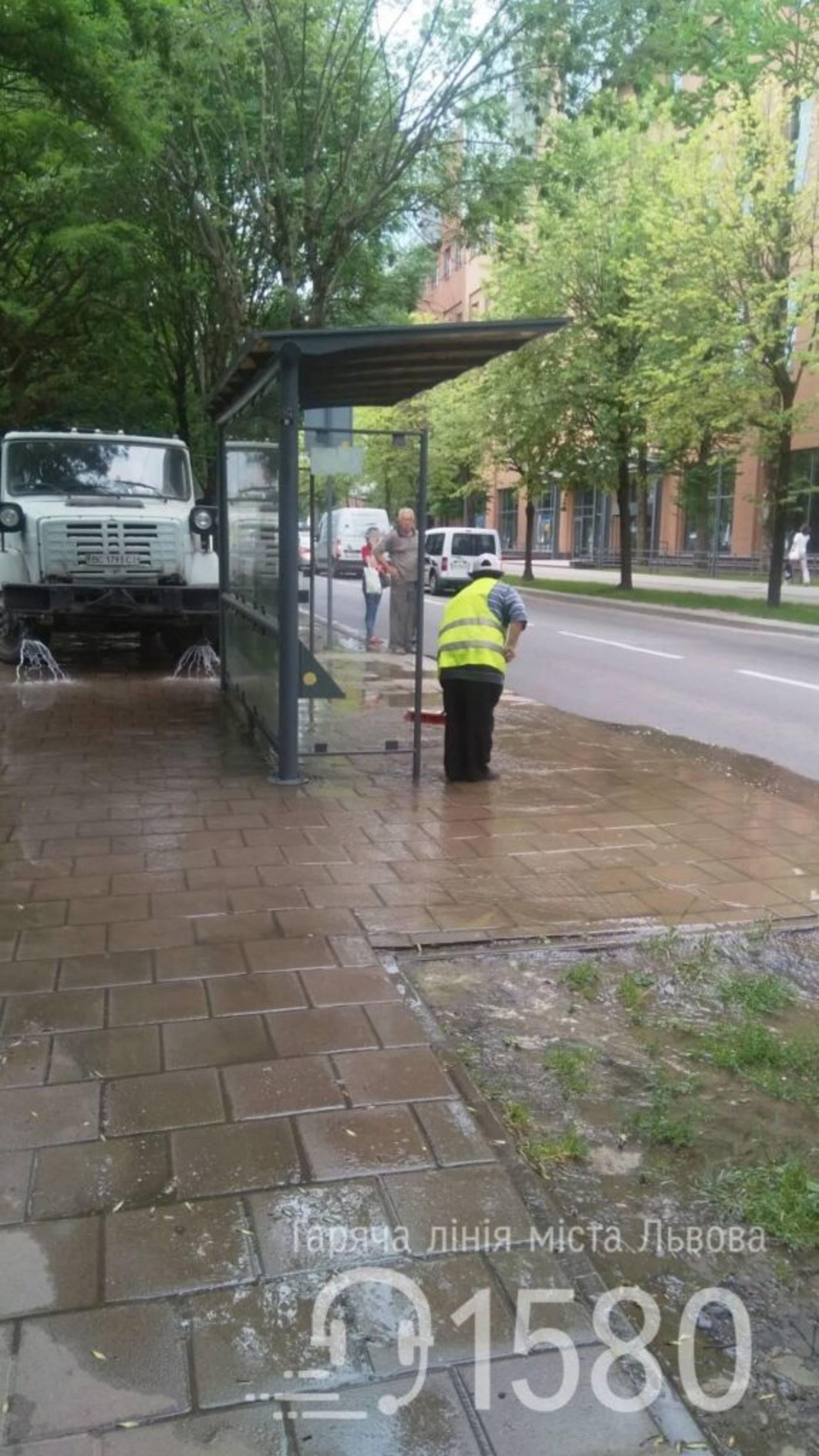 У Львові перед дощем комунальники помили вулиці міста