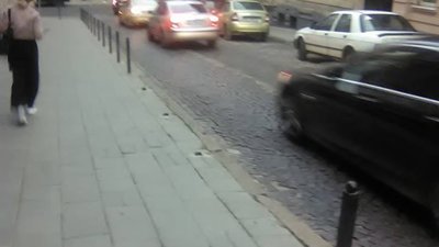 У Львові чоловік хотів вкрасти стовпець для паркування