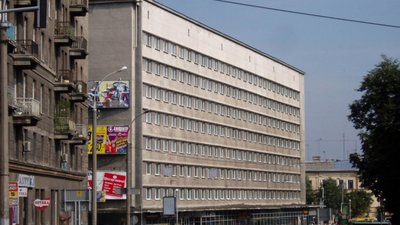 У центрі Львова з 8-поверху готелю випала жінка