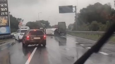 На Львівщині не розминулись пʼять автомобілів, один перекинувся (ВІДЕО)